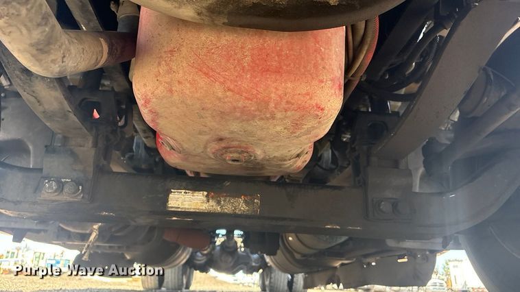 image for item EG8865 2019 Peterbilt 579 semi truck