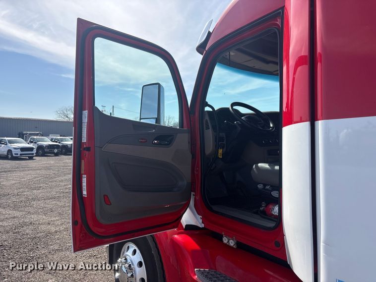 image for item EG8865 2019 Peterbilt 579 semi truck