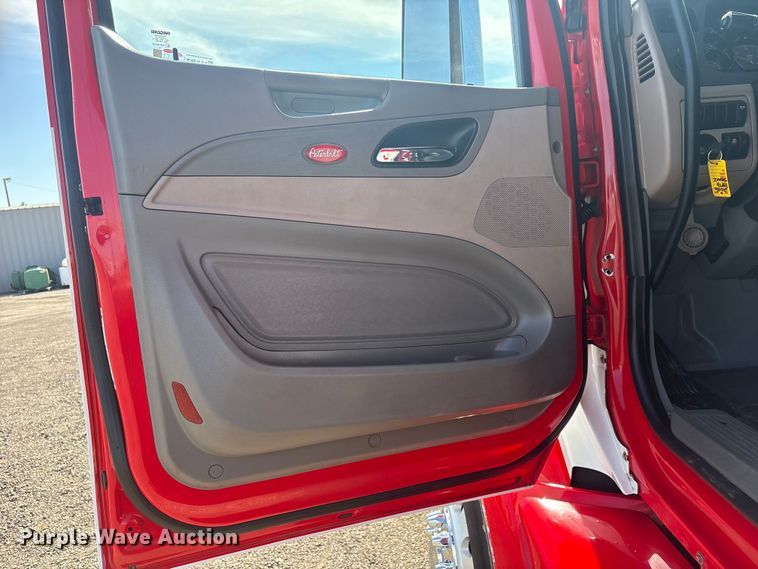 image for item EG8865 2019 Peterbilt 579 semi truck