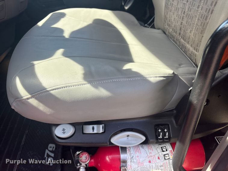 image for item EG8865 2019 Peterbilt 579 semi truck