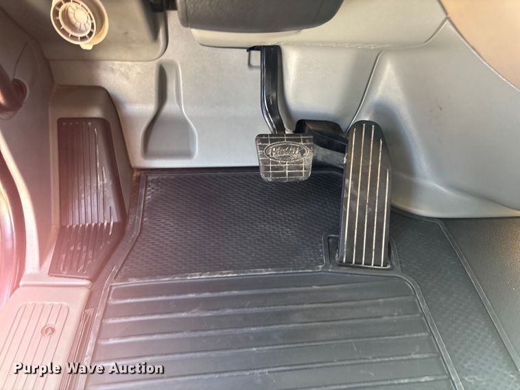 image for item EG8865 2019 Peterbilt 579 semi truck