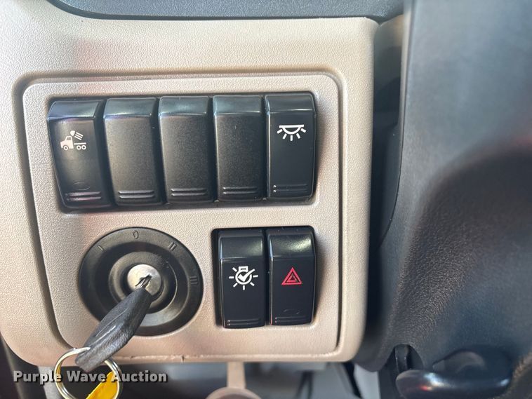 image for item EG8865 2019 Peterbilt 579 semi truck