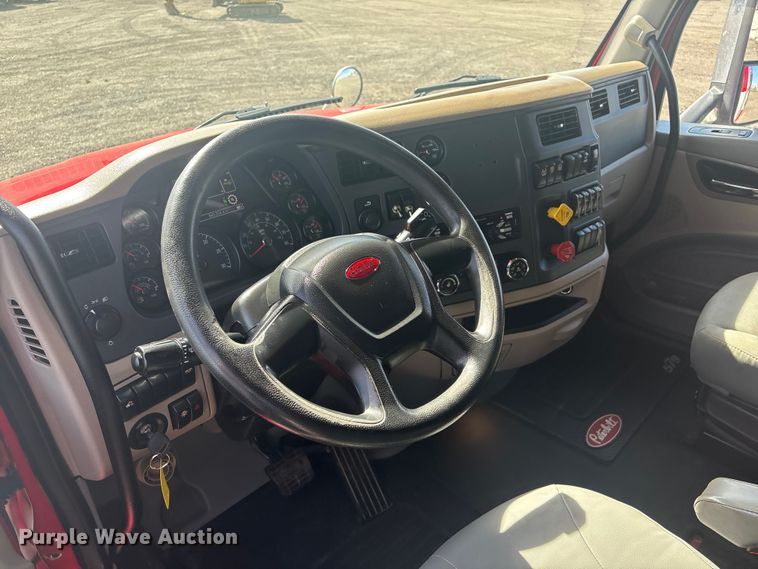 image for item EG8865 2019 Peterbilt 579 semi truck