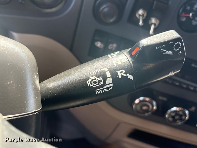 image for item EG8865 2019 Peterbilt 579 semi truck