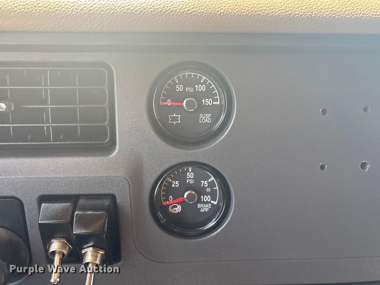 image for item EG8865 2019 Peterbilt 579 semi truck