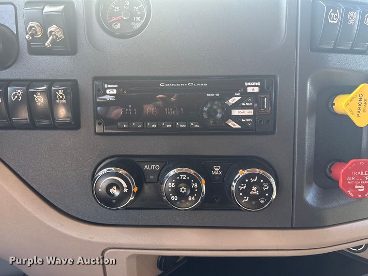 image for item EG8865 2019 Peterbilt 579 semi truck