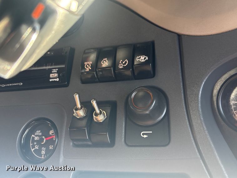 image for item EG8865 2019 Peterbilt 579 semi truck