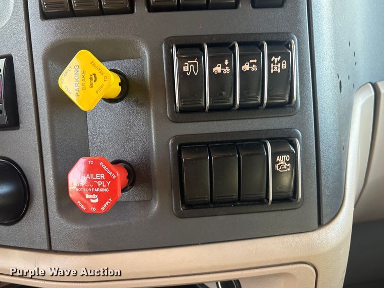 image for item EG8865 2019 Peterbilt 579 semi truck