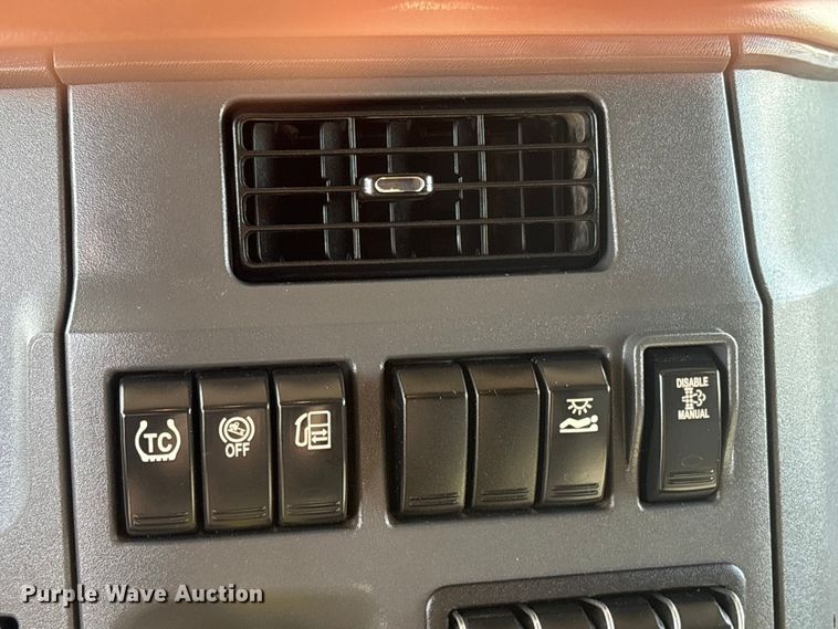 image for item EG8865 2019 Peterbilt 579 semi truck