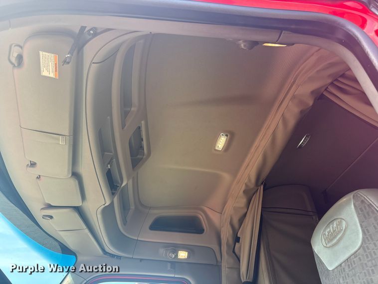 image for item EG8865 2019 Peterbilt 579 semi truck