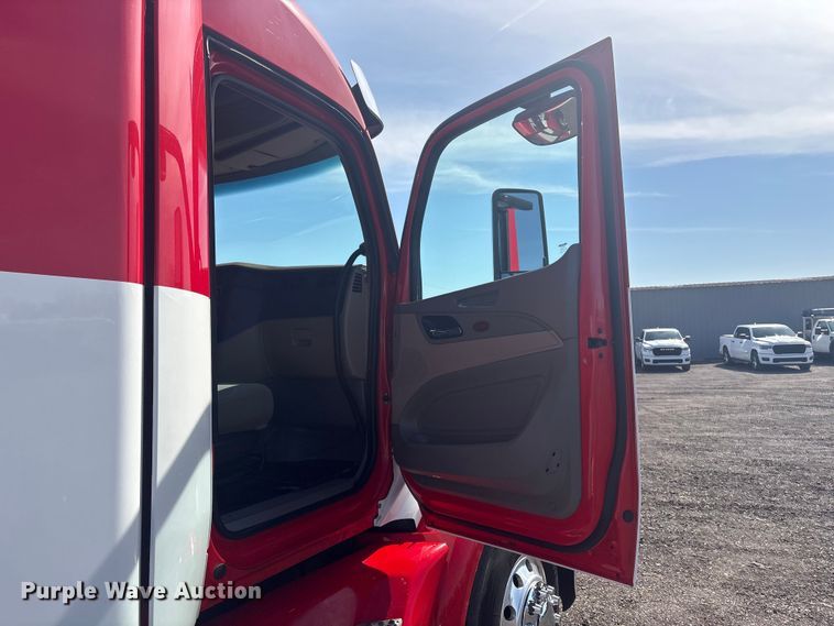 image for item EG8865 2019 Peterbilt 579 semi truck