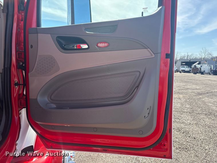 image for item EG8865 2019 Peterbilt 579 semi truck
