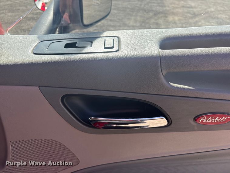 image for item EG8865 2019 Peterbilt 579 semi truck