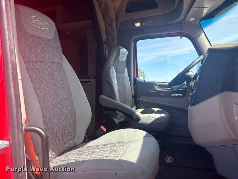 image for item EG8865 2019 Peterbilt 579 semi truck