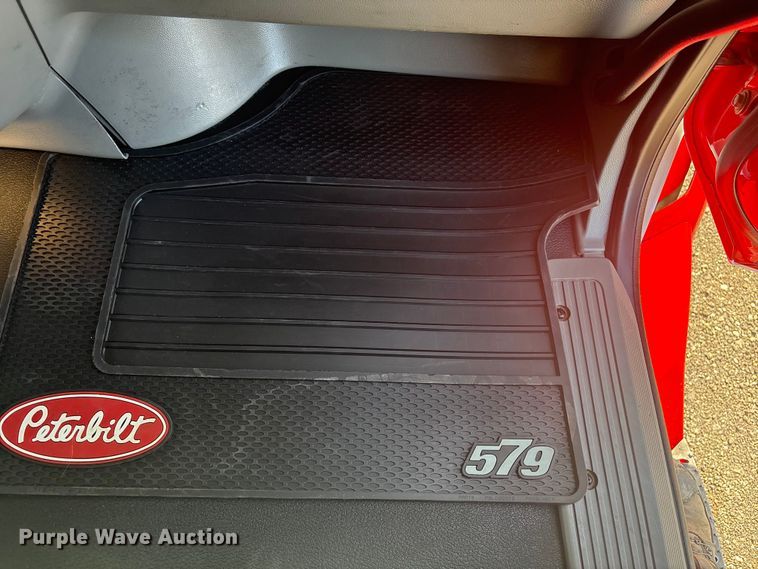 image for item EG8865 2019 Peterbilt 579 semi truck