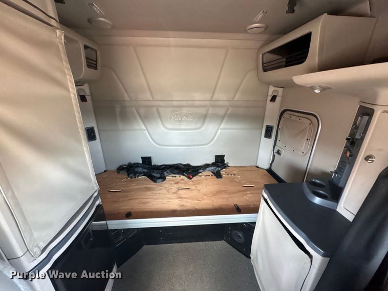 image for item EG8865 2019 Peterbilt 579 semi truck