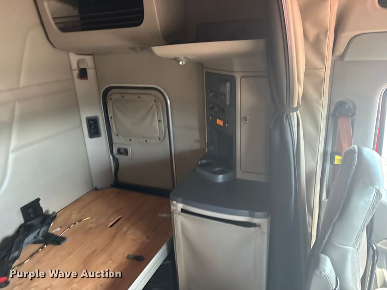 image for item EG8865 2019 Peterbilt 579 semi truck