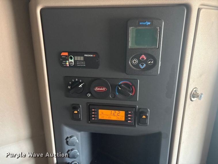 image for item EG8865 2019 Peterbilt 579 semi truck