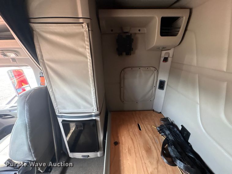 image for item EG8865 2019 Peterbilt 579 semi truck