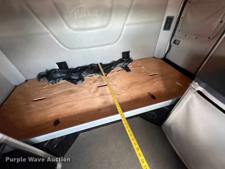 image for item EG8865 2019 Peterbilt 579 semi truck