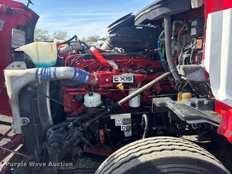 image for item EG8865 2019 Peterbilt 579 semi truck