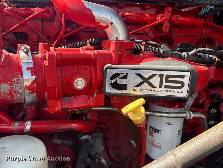 image for item EG8865 2019 Peterbilt 579 semi truck