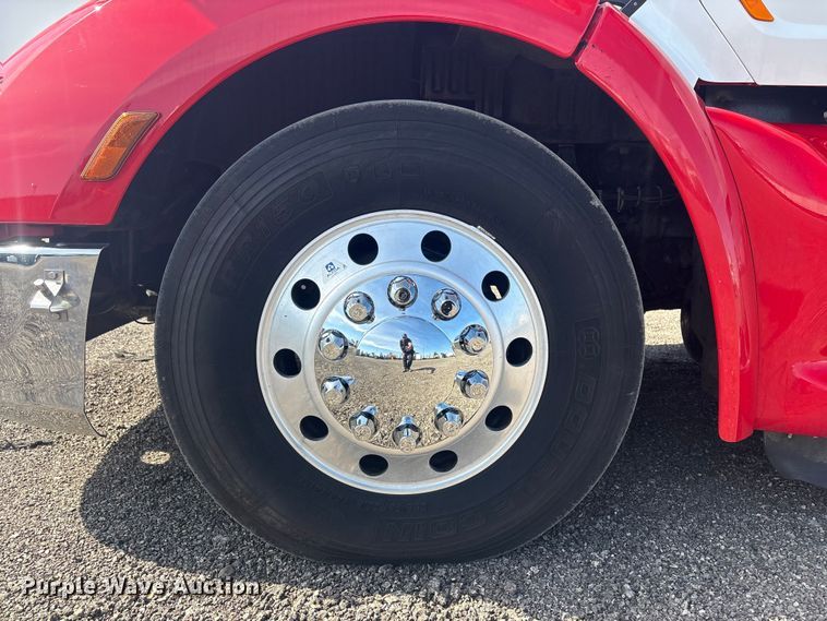 image for item EG8865 2019 Peterbilt 579 semi truck