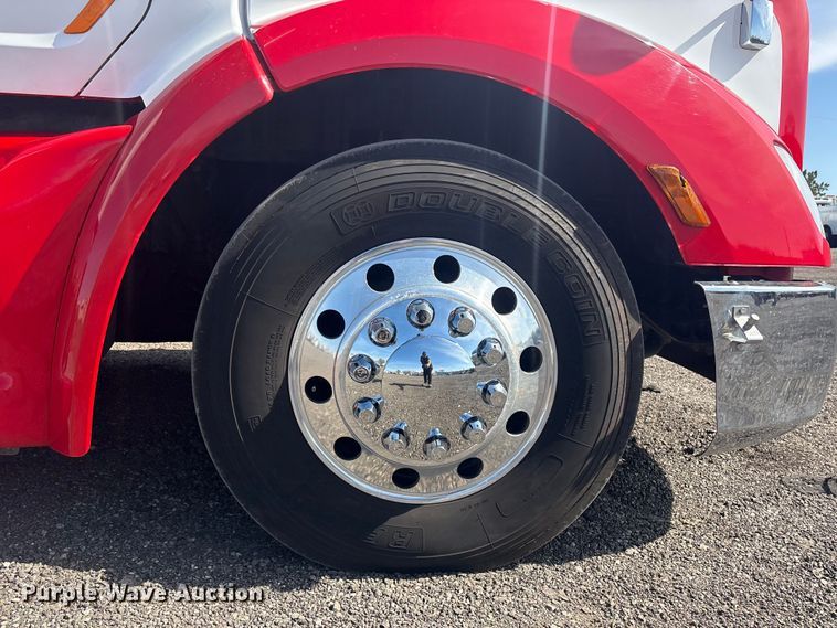 image for item EG8865 2019 Peterbilt 579 semi truck