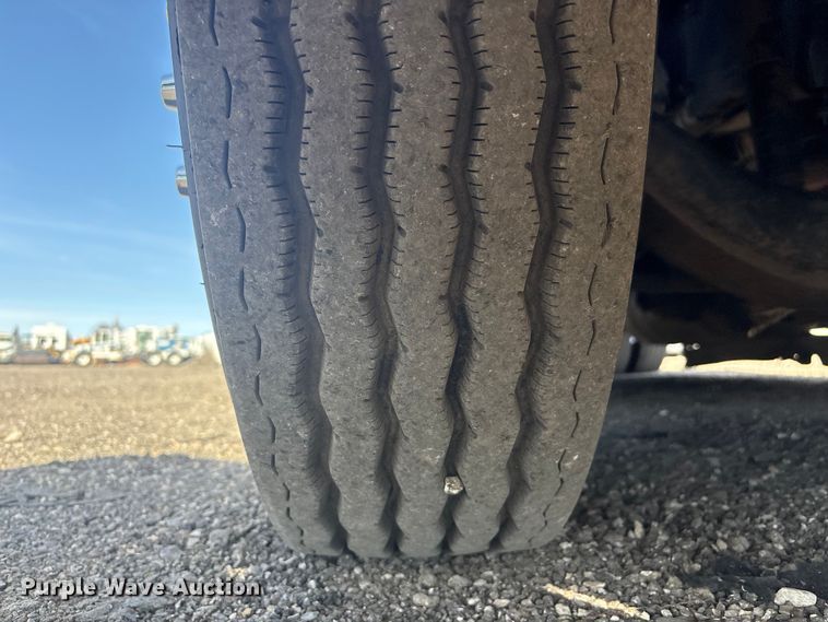 image for item EG8865 2019 Peterbilt 579 semi truck