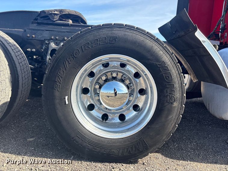 image for item EG8865 2019 Peterbilt 579 semi truck