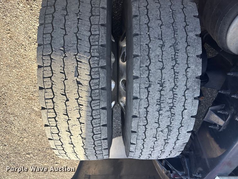 image for item EG8865 2019 Peterbilt 579 semi truck