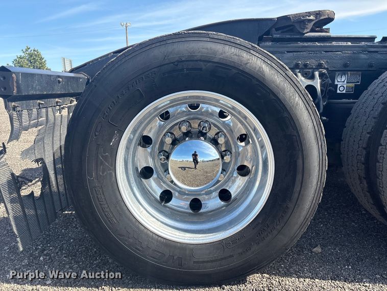 image for item EG8865 2019 Peterbilt 579 semi truck