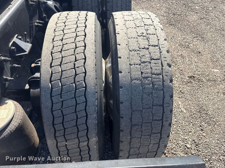 image for item EG8865 2019 Peterbilt 579 semi truck