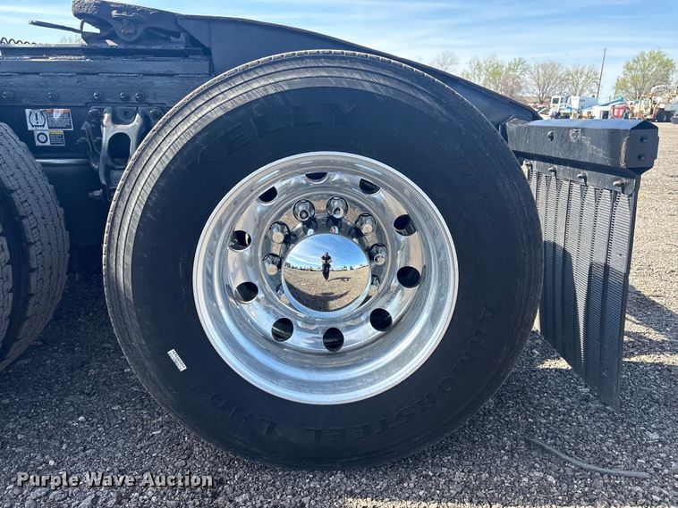 image for item EG8865 2019 Peterbilt 579 semi truck