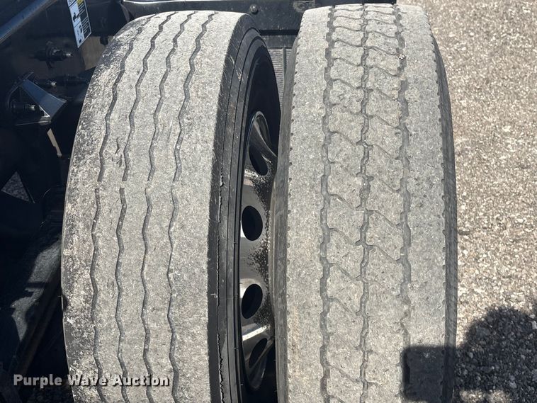 image for item EG8865 2019 Peterbilt 579 semi truck