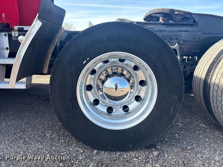 image for item EG8865 2019 Peterbilt 579 semi truck