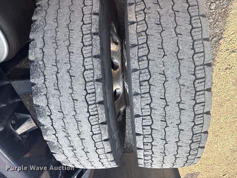 image for item EG8865 2019 Peterbilt 579 semi truck