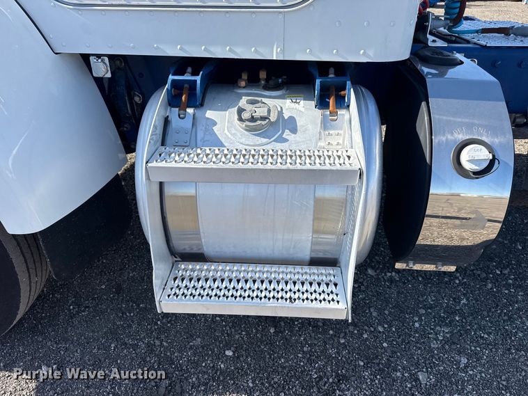 image for item EG8885 2011 Peterbilt 337 semi truck