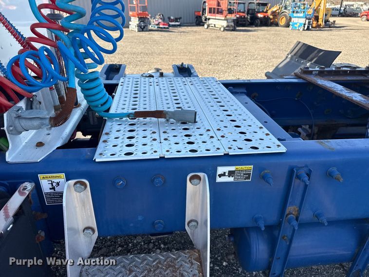 image for item EG8885 2011 Peterbilt 337 semi truck