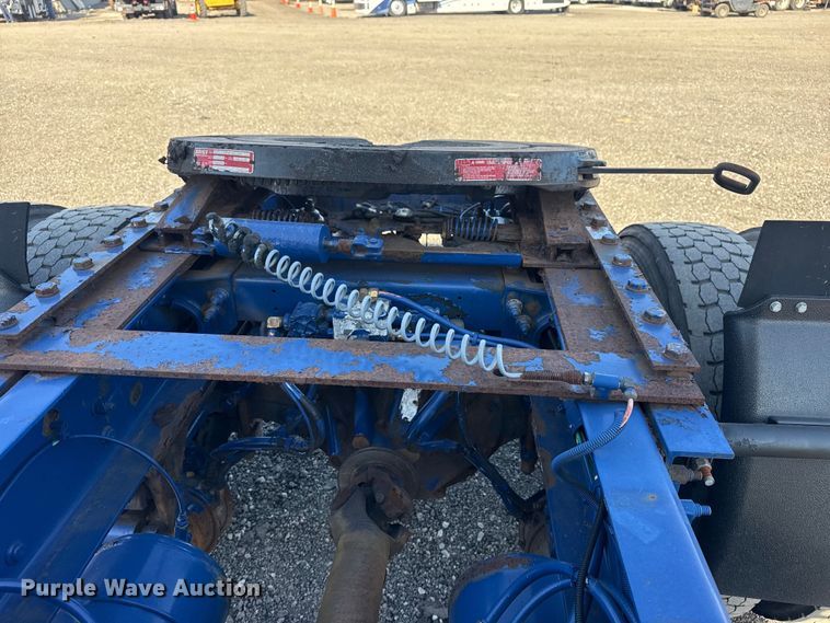 image for item EG8885 2011 Peterbilt 337 semi truck