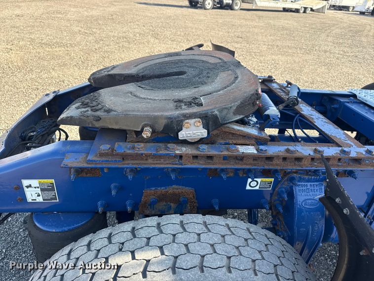 image for item EG8885 2011 Peterbilt 337 semi truck