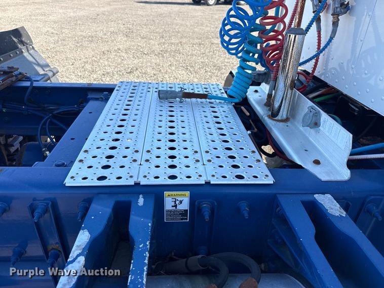 image for item EG8885 2011 Peterbilt 337 semi truck