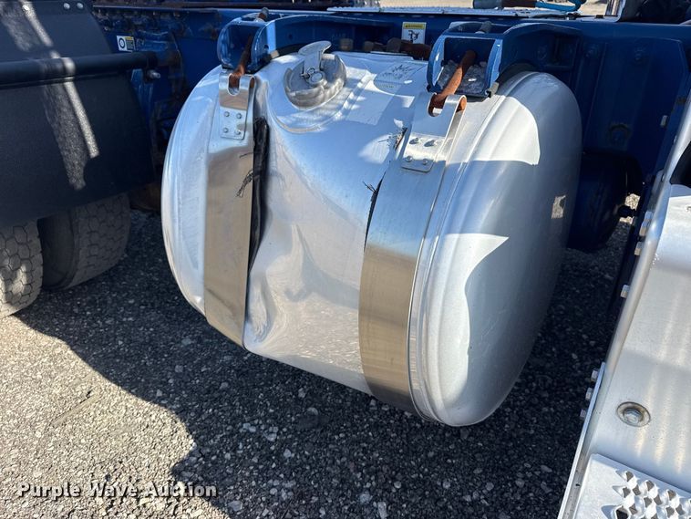 image for item EG8885 2011 Peterbilt 337 semi truck