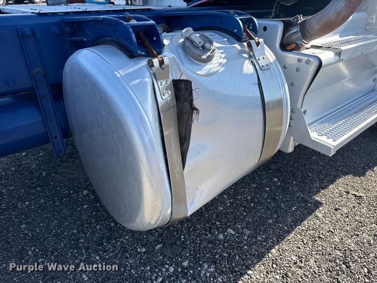 image for item EG8885 2011 Peterbilt 337 semi truck