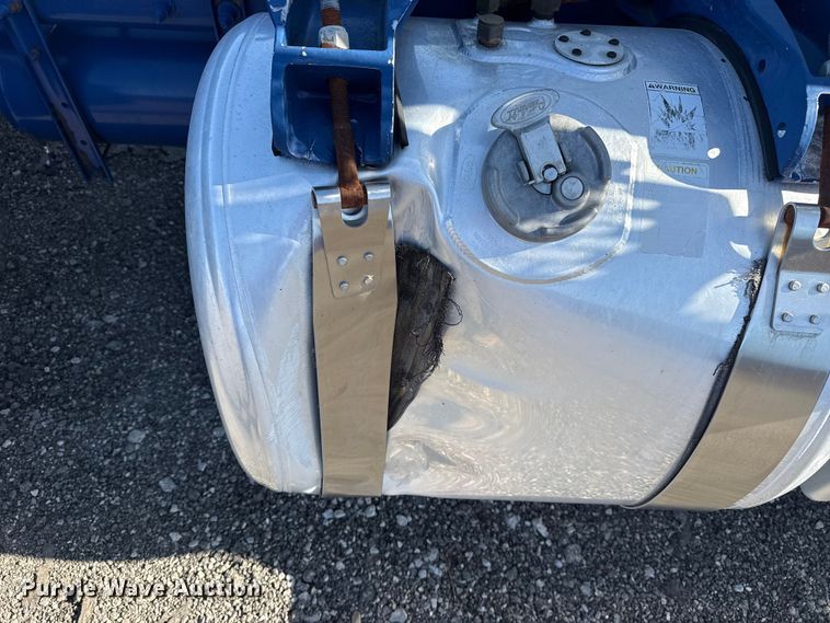 image for item EG8885 2011 Peterbilt 337 semi truck