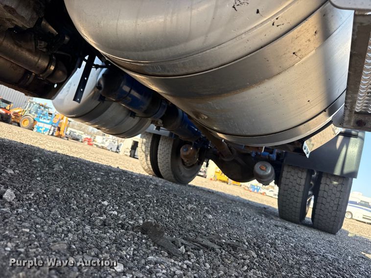 image for item EG8885 2011 Peterbilt 337 semi truck