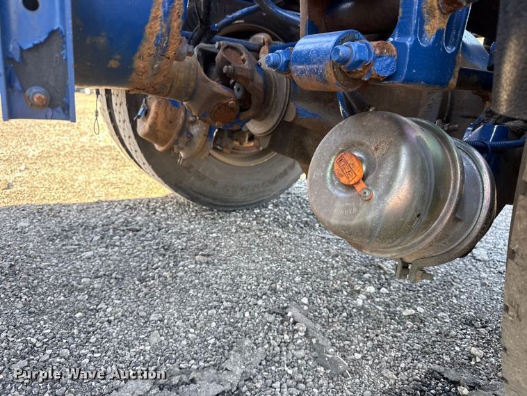 image for item EG8885 2011 Peterbilt 337 semi truck