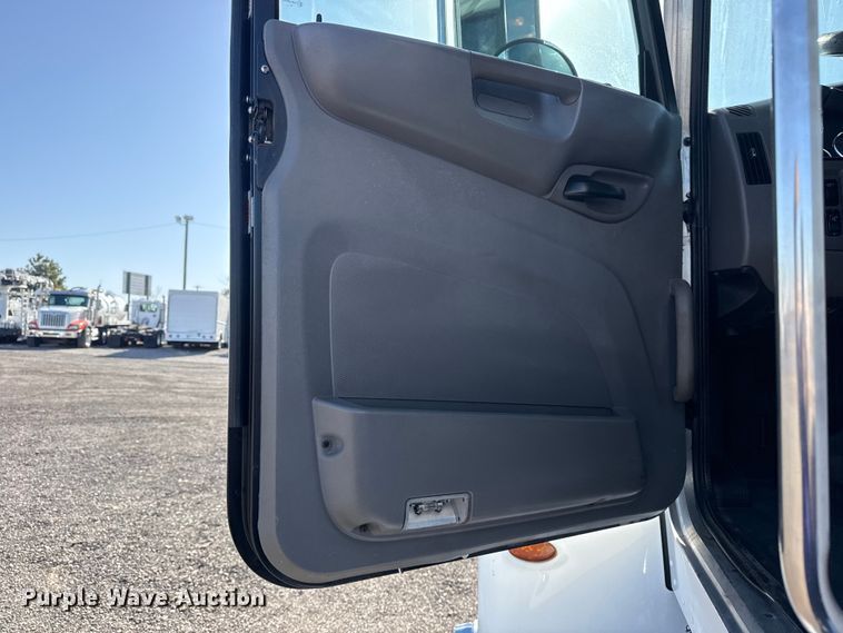 image for item EG8885 2011 Peterbilt 337 semi truck