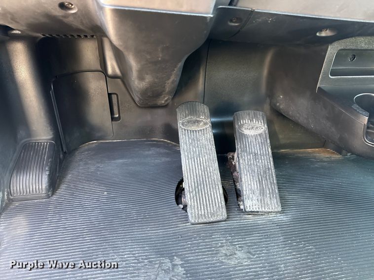 image for item EG8885 2011 Peterbilt 337 semi truck