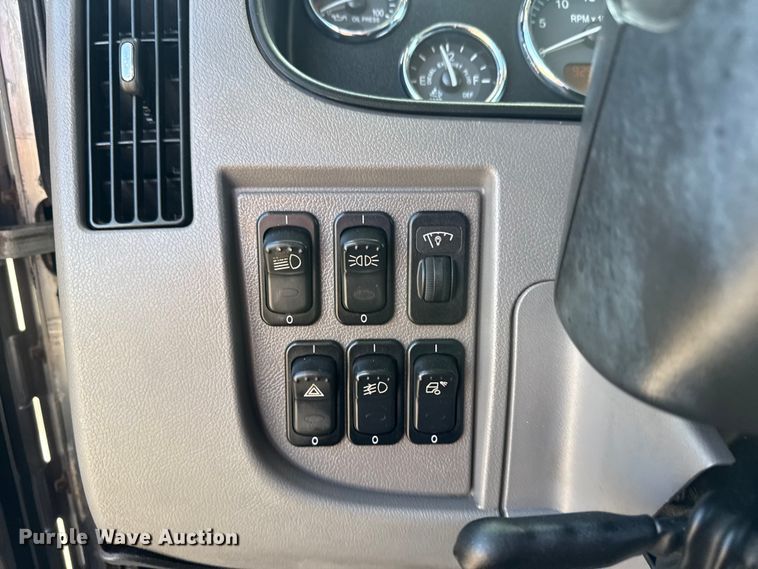 image for item EG8885 2011 Peterbilt 337 semi truck